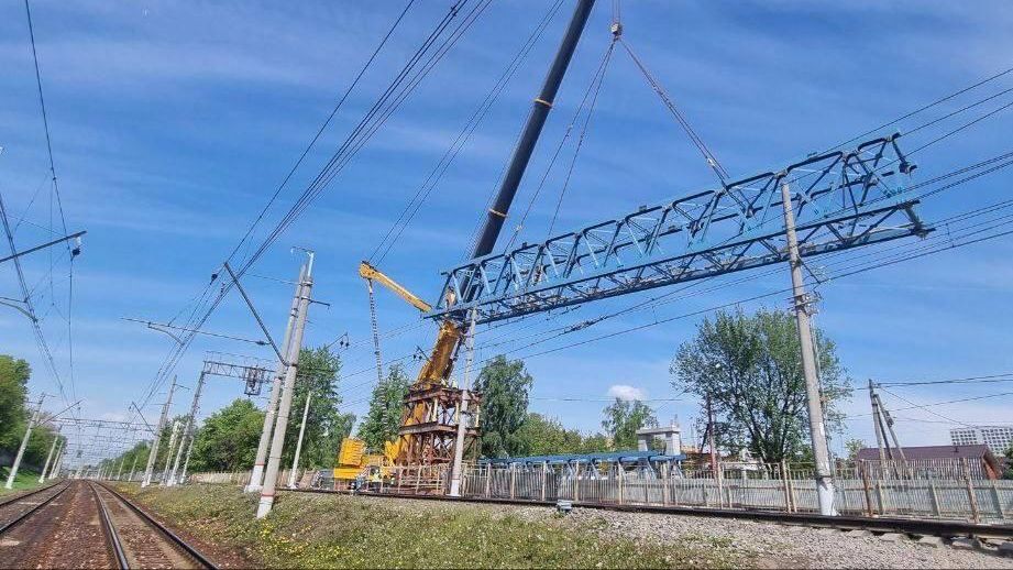 Надземный переход через ж/д пути в Люберцах достроят в 2023 году Надземный переход через ж/д пути в Люберцах достроят в 2023 году - РИА Новости, 1920, 16.05.2023