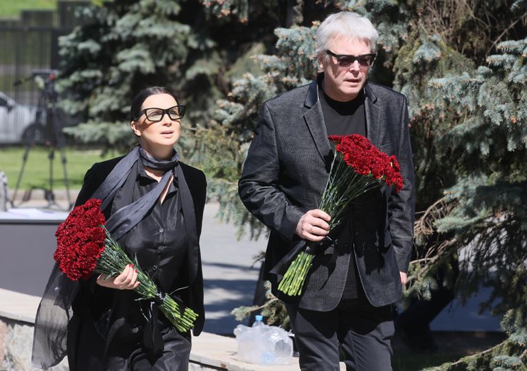 Режиссер, продюсер Александр Стриженов с супругой актрисой и телеведущей Екатериной перед церемонией прощания с президентом Национальной ассоциации телерадиовещателей Эдуардом Сагалаевым, в похоронном доме Троекурово Режиссер, продюсер Александр Стриженов с супругой актрисой и телеведущей Екатериной перед церемонией прощания с президентом Национальной ассоциации телерадиовещателей Эдуардом Сагалаевым, в похоронном доме Троекурово