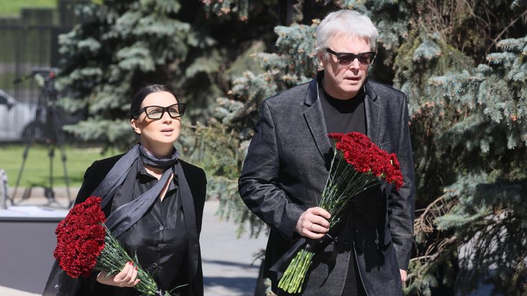 Режиссер, продюсер Александр Стриженов с супругой актрисой и телеведущей Екатериной перед церемонией прощания с президентом Национальной ассоциации телерадиовещателей Эдуардом Сагалаевым, в похоронном доме Троекурово Режиссер, продюсер Александр Стриженов с супругой актрисой и телеведущей Екатериной перед церемонией прощания с президентом Национальной ассоциации телерадиовещателей Эдуардом Сагалаевым, в похоронном доме Троекурово