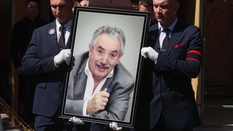 Вынос гроба с телом президента Национальной ассоциации телерадиовещателей Эдуарда Сагалаева после церемонии прощания в похоронном доме Троекурово Вынос гроба с телом президента Национальной ассоциации телерадиовещателей Эдуарда Сагалаева после церемонии прощания в похоронном доме Троекурово
