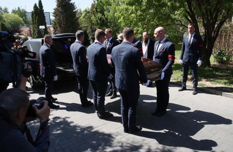 Вынос гроба с телом президента Национальной ассоциации телерадиовещателей Эдуарда Сагалаева после церемонии прощания в похоронном доме Троекурово Вынос гроба с телом президента Национальной ассоциации телерадиовещателей Эдуарда Сагалаева после церемонии прощания в похоронном доме Троекурово