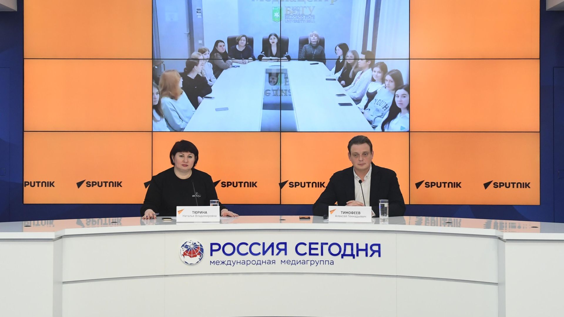 Участники мастер-класса SputnikPro на площадке Центра общественно-политического просвещения Белгородского государственного университета Участники мастер-класса SputnikPro на площадке Центра общественно-политического просвещения Белгородского государственного университета - РИА Новости, 1920, 16.05.2023