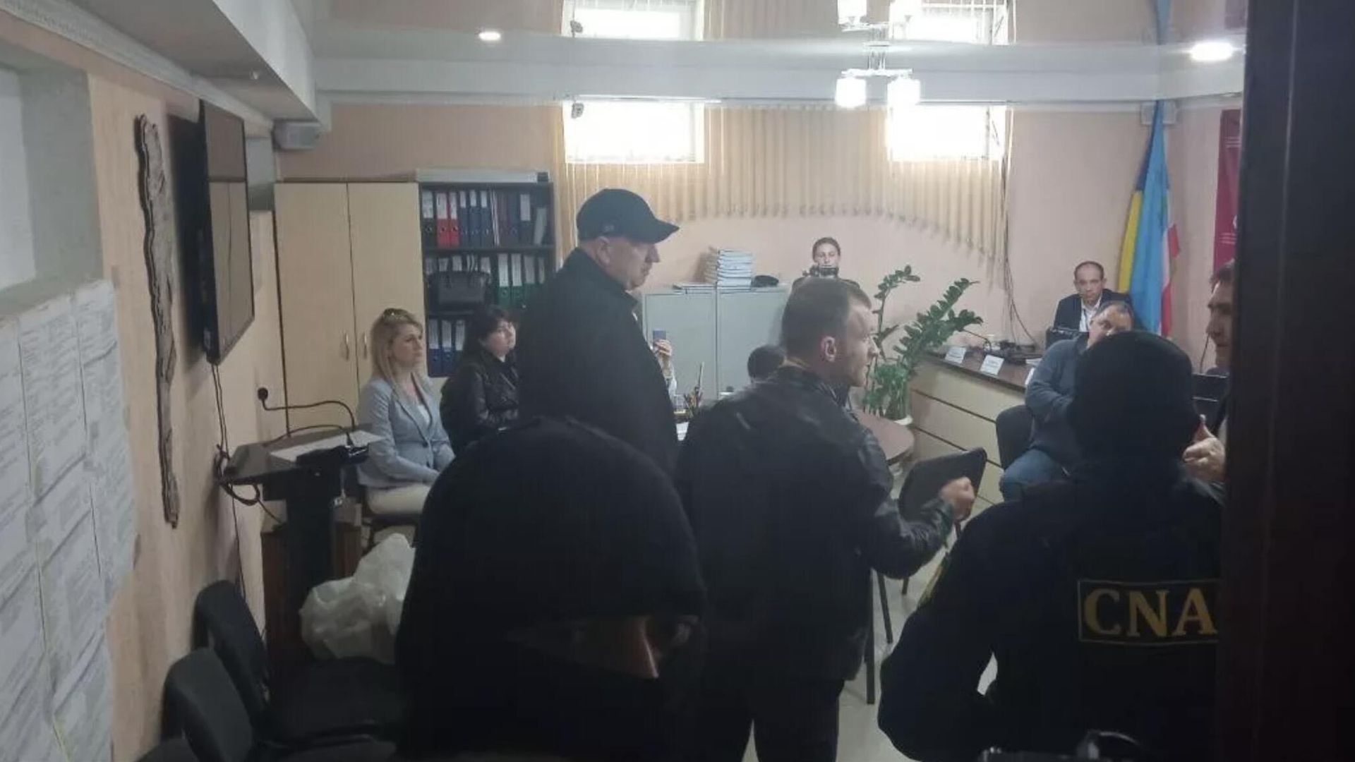 Сотрудники Национального антикоррупционного центра проводят обыски в здании ЦИК Гагаузии Сотрудники Национального антикоррупционного центра проводят обыски в здании ЦИК Гагаузии - РИА Новости, 1920, 16.05.2023