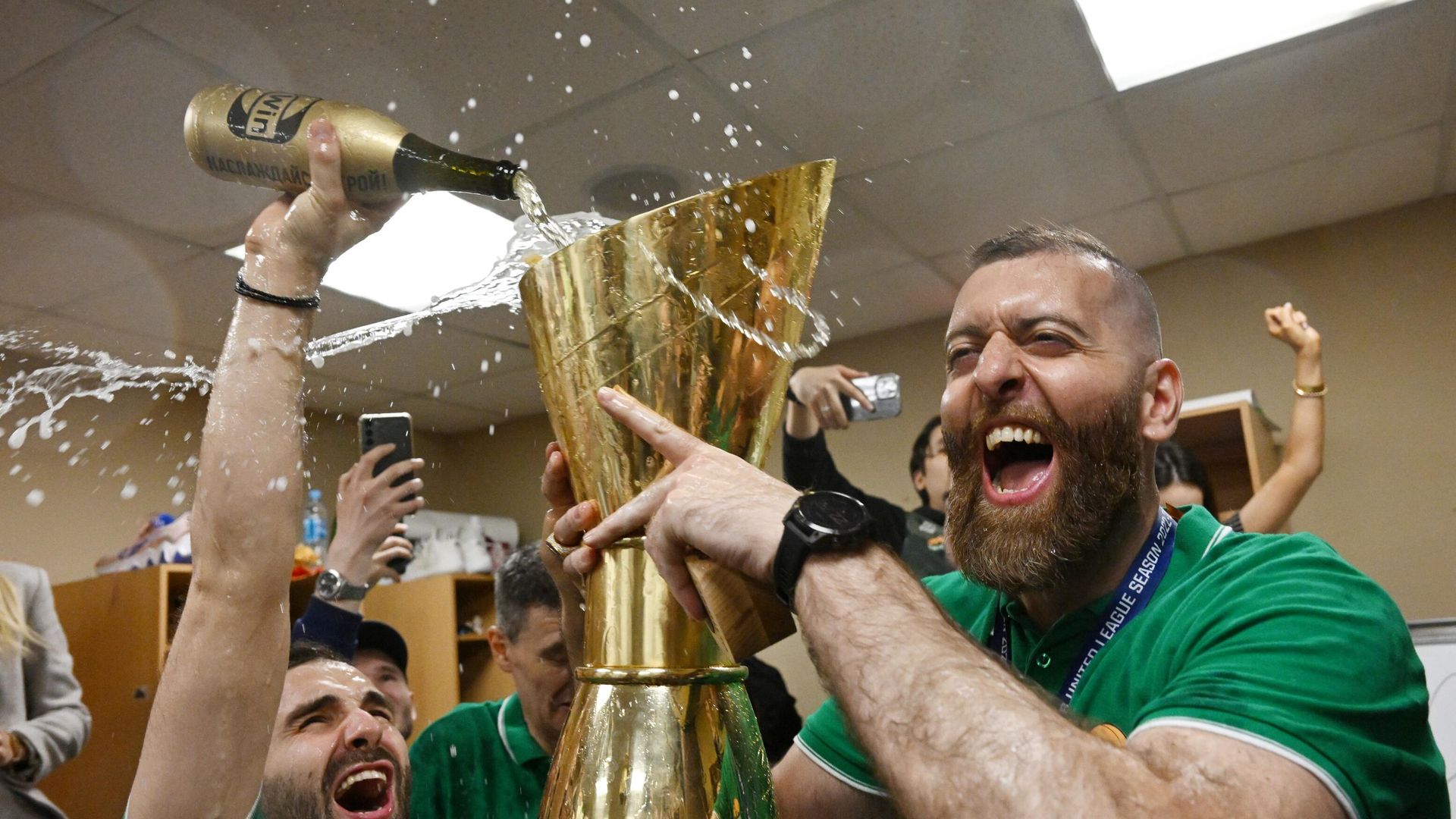 Игрок БК УНИКС празднуют победу в финальном матче Единой лиги ВТБ сезона 2022/23 между БК УНИКС (Казань, Россия) и БК Локомотив-Кубань (Краснодар, Россия). Игрок БК УНИКС празднуют победу в финальном матче Единой лиги ВТБ сезона 2022/23 между БК УНИКС (Казань, Россия) и БК Локомотив-Кубань (Краснодар, Россия). - РИА Новости, 1920, 16.05.2023