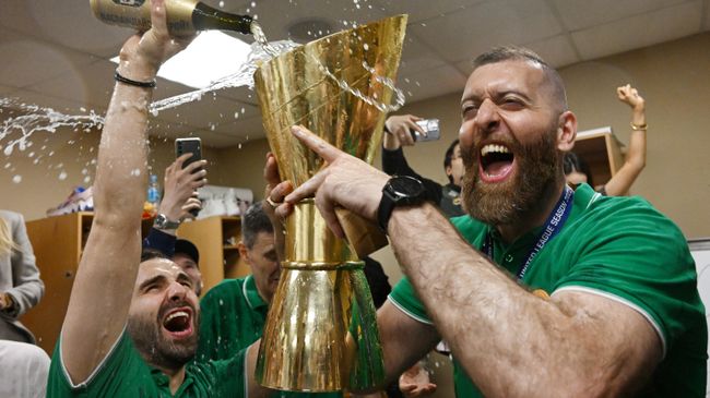 Игрок БК УНИКС празднуют победу в финальном матче Единой лиги ВТБ сезона 2022/23 между БК УНИКС (Казань, Россия) и БК Локомотив-Кубань (Краснодар, Россия).