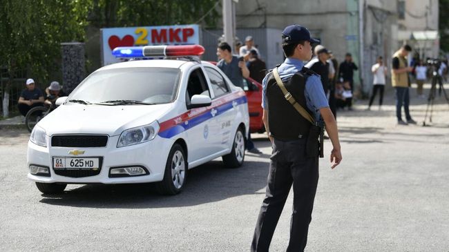 Сотрудник полиции в пригороде Бишкека