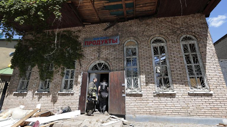 Магазин в Куйбышевском районе Донецка, частично разрушенный в результате обстрела ВСУ Магазин в Куйбышевском районе Донецка, частично разрушенный в результате обстрела ВСУ