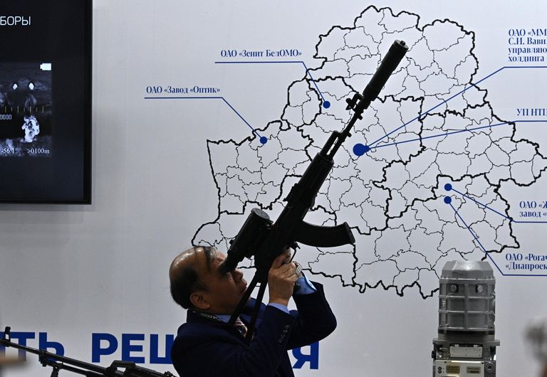 Посетитель с оружием на 11-й международной выставке вооружения и военной техники MILEX-2023 в Минске Посетитель с оружием на 11-й международной выставке вооружения и военной техники MILEX-2023 в Минске