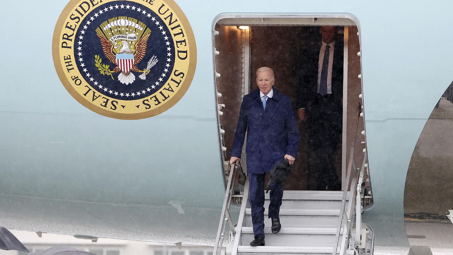 Президент США Джо Байден выходит из самолета на американской авиабазе в японском городе Ивакуни Президент США Джо Байден выходит из самолета на американской авиабазе в японском городе Ивакуни - РИА Новости, 1920, 19.05.2023