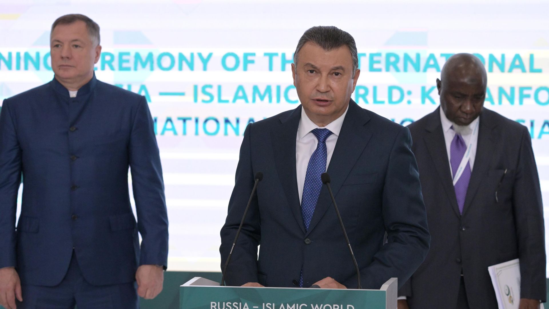 Заместитель председателя правительства РФ Марат Хуснуллин, премьер-министр Таджикистана Кохир Расулзада (слева направо) на торжественном открытии международной выставки RUSSIA HALAL EXPO 2023 в рамках XIV Международного экономического форума Россия - Исламский мир: KazanForum Заместитель председателя правительства РФ Марат Хуснуллин, премьер-министр Таджикистана Кохир Расулзада (слева направо) на торжественном открытии международной выставки RUSSIA HALAL EXPO 2023 в рамках XIV Международного экономического форума Россия - Исламский мир: KazanForum - РИА Новости, 1920, 18.05.2023
