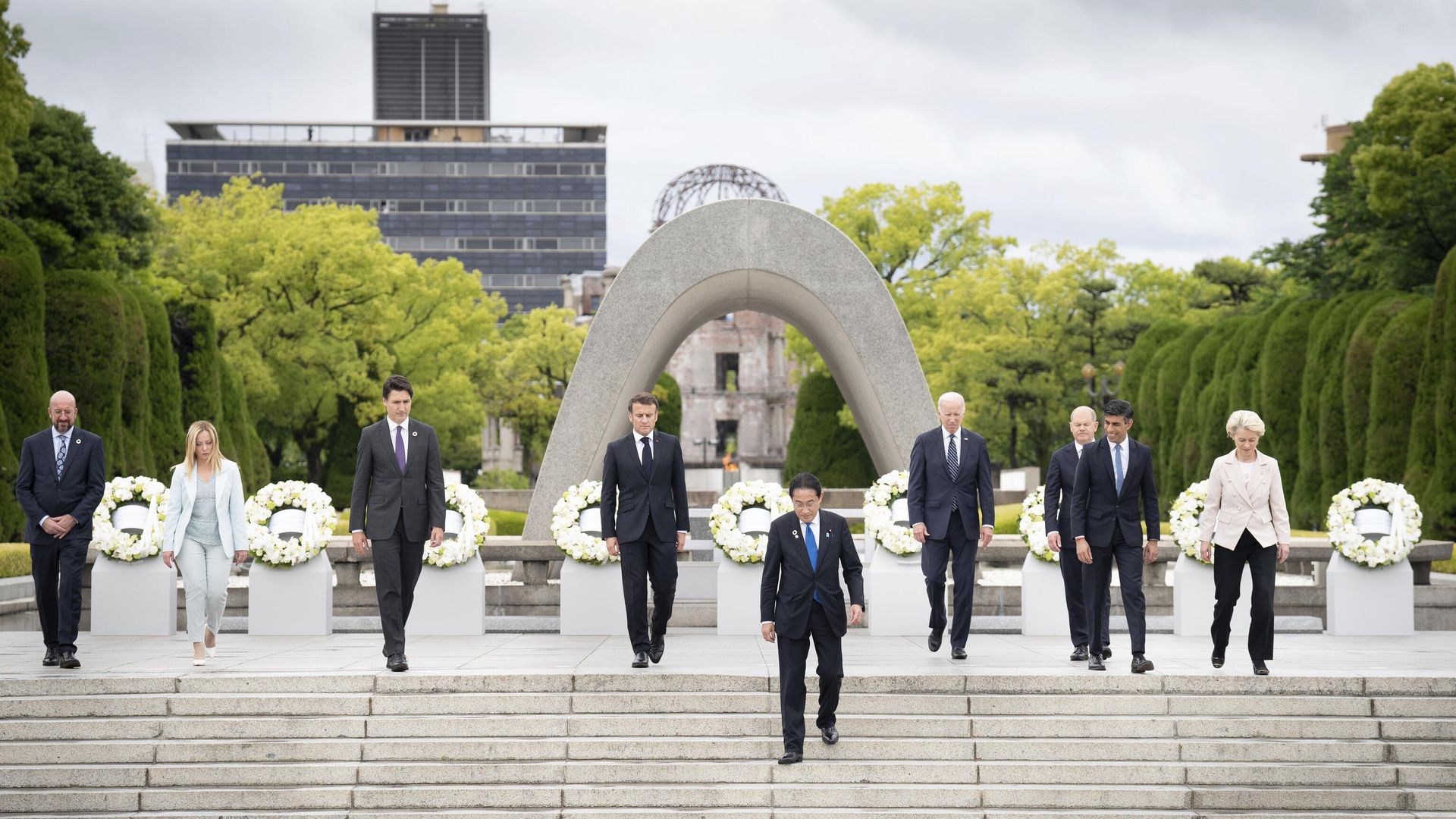 Лидеры G7 после возложения цветов к мемориалу жертвам бомбардировки в Хиросиме Лидеры G7 после возложения цветов к мемориалу жертвам бомбардировки в Хиросиме - РИА Новости, 1920, 19.05.2023