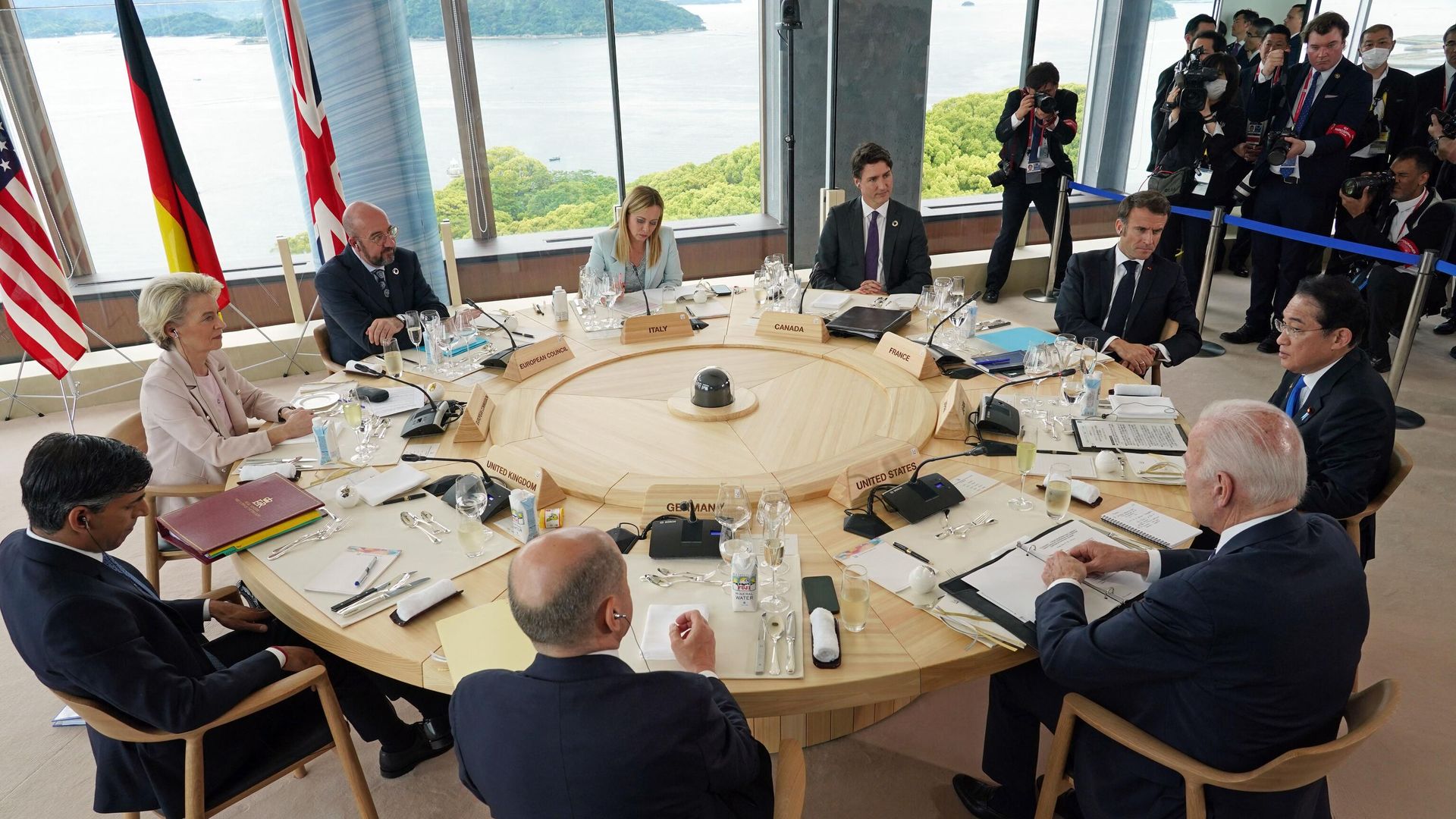 Лидеры G7 во время рабочего обеда перед началом саммита в Хиросиме Лидеры G7 во время рабочего обеда перед началом саммита в Хиросиме - РИА Новости, 1920, 19.05.2023