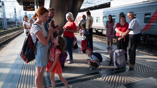 Пассажиры на железнодорожном вокзале в Адлере