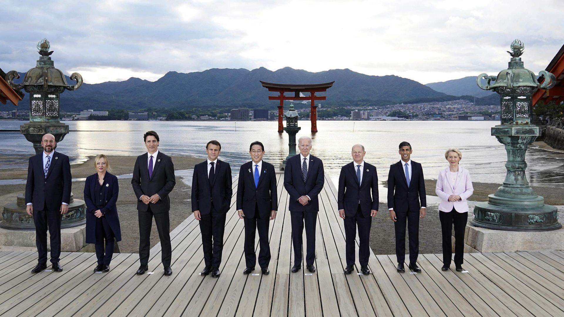Лидеры G7 во время совместного фотографирования в храме Ицукусима, Хиросима Лидеры G7 во время совместного фотографирования в храме Ицукусима, Хиросима - РИА Новости, 1920, 20.05.2023