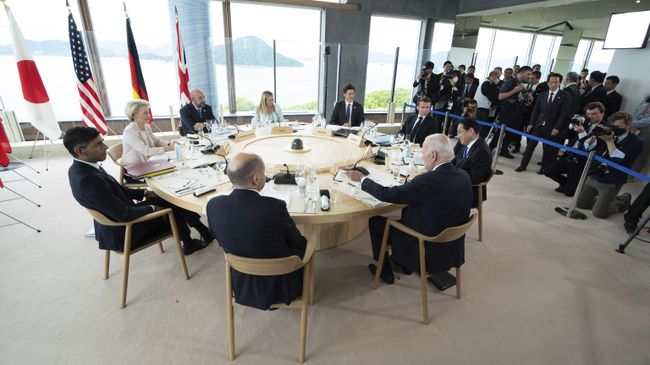 Лидеры G7 во время рабочего обеда в рамках саммита в Хиросиме