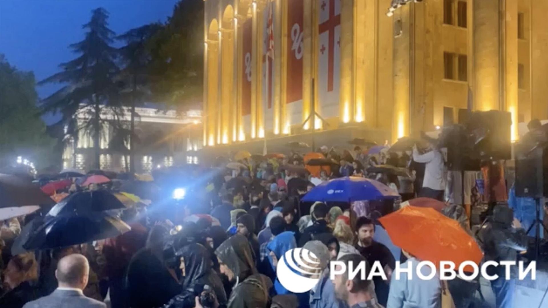 Представители оппозиционной партии Единое национальное движение и их сторонники собрались в пятницу вечером перед зданием парламента, протестуя против возобновления авиасообщения с Россией Представители оппозиционной партии Единое национальное движение и их сторонники собрались в пятницу вечером перед зданием парламента, протестуя против возобновления авиасообщения с Россией - РИА Новости, 1920, 19.05.2023