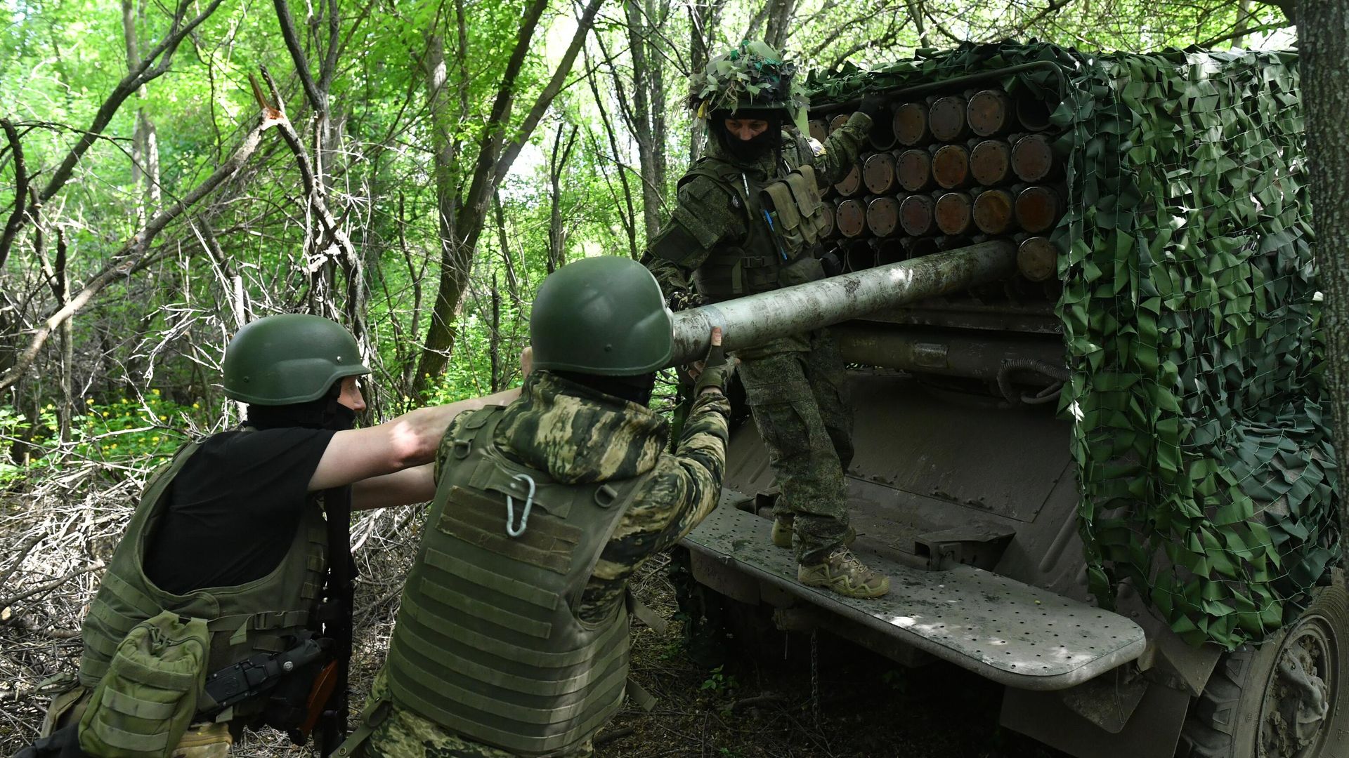 Военнослужащие Вооруженных сил России загружают снаряд в РСЗО Торнадо-Г Военнослужащие Вооруженных сил России загружают снаряд в РСЗО Торнадо-Г - РИА Новости, 1920, 12.08.2023