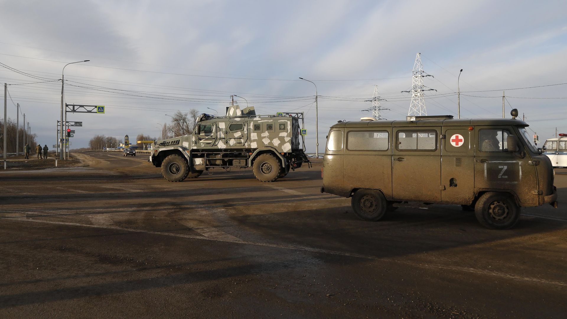 Бронеавтомобиль Тигр-М и автомобиль медицинской службы ВС России на шоссе возле границы с Украиной в Белгородской области Бронеавтомобиль Тигр-М и автомобиль медицинской службы ВС России на шоссе возле границы с Украиной в Белгородской области - РИА Новости, 1920, 24.05.2023