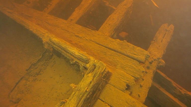 Затонувший корабль на дне Ладожского озера Затонувший корабль на дне Ладожского озера