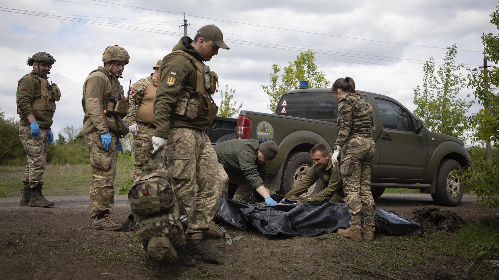Военные медики укладывают тела убитых украинских солдат в пластиковые пакеты Военные медики укладывают тела убитых украинских солдат в пластиковые пакеты - РИА Новости, 1920, 02.11.2023