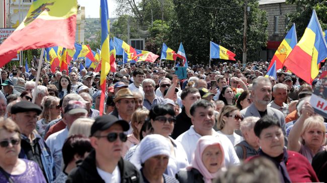 Участники митинга, организованного оппозиционной партией Шор