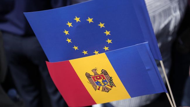 Флаги Молдавии и Евросоюза