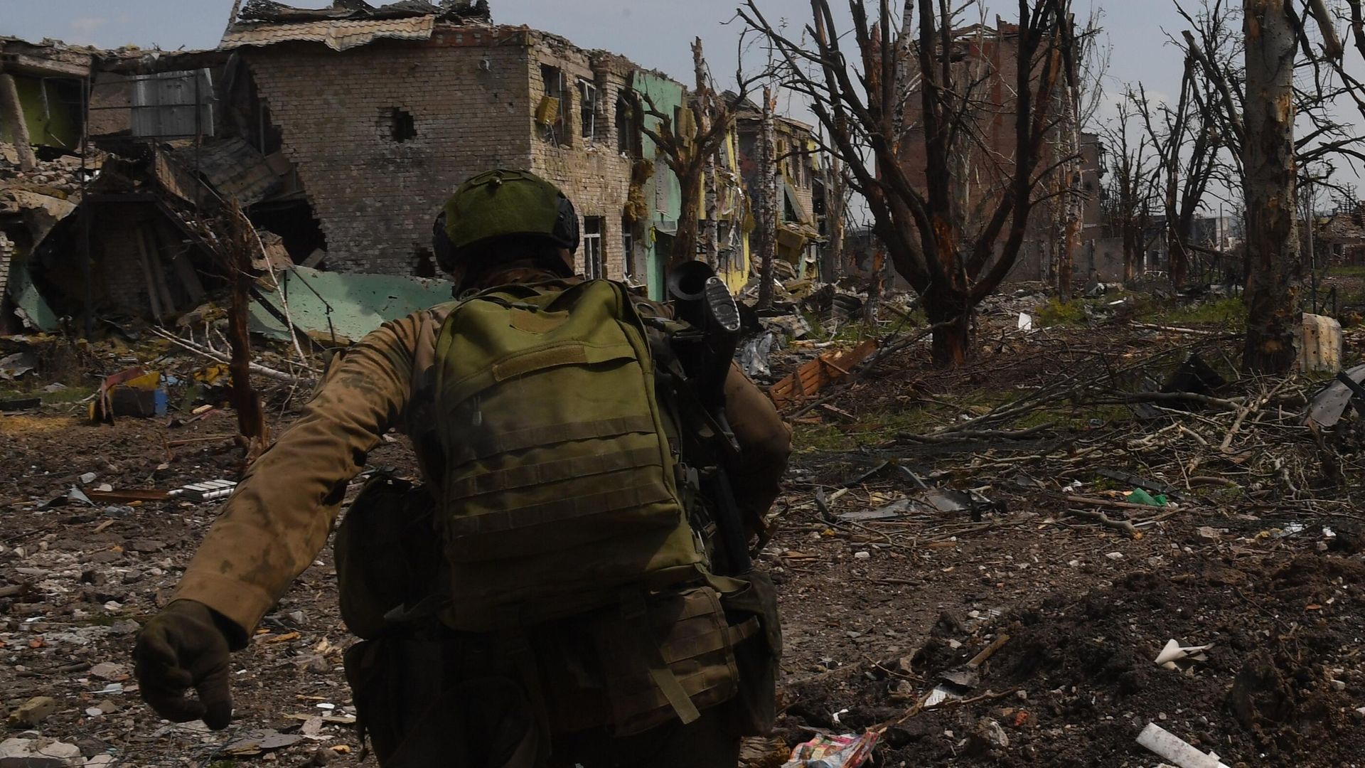 Боец передвигается по позициям в Артемовске Боец передвигается по позициям в Артемовске - РИА Новости, 1920, 13.06.2023