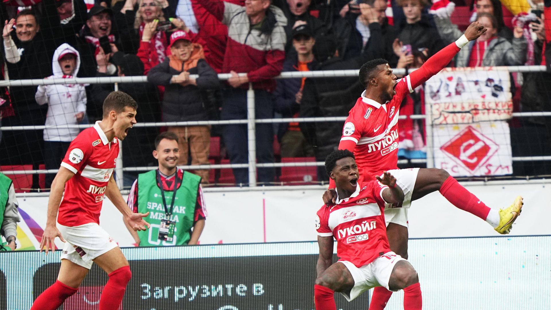 Игроки ФК Спартак радуются забитому голу в матче 28-го тура чемпионата России по футболу среди клубов Премьер-лиги между ФК Спартак (Москва) и ПФК ЦСКА (Москва). Слева направо: Роман Зобнин, Квинси Промес и Бальде Кейта. Игроки ФК Спартак радуются забитому голу в матче 28-го тура чемпионата России по футболу среди клубов Премьер-лиги между ФК Спартак (Москва) и ПФК ЦСКА (Москва). Слева направо: Роман Зобнин, Квинси Промес и Бальде Кейта. - РИА Новости, 1920, 21.05.2023