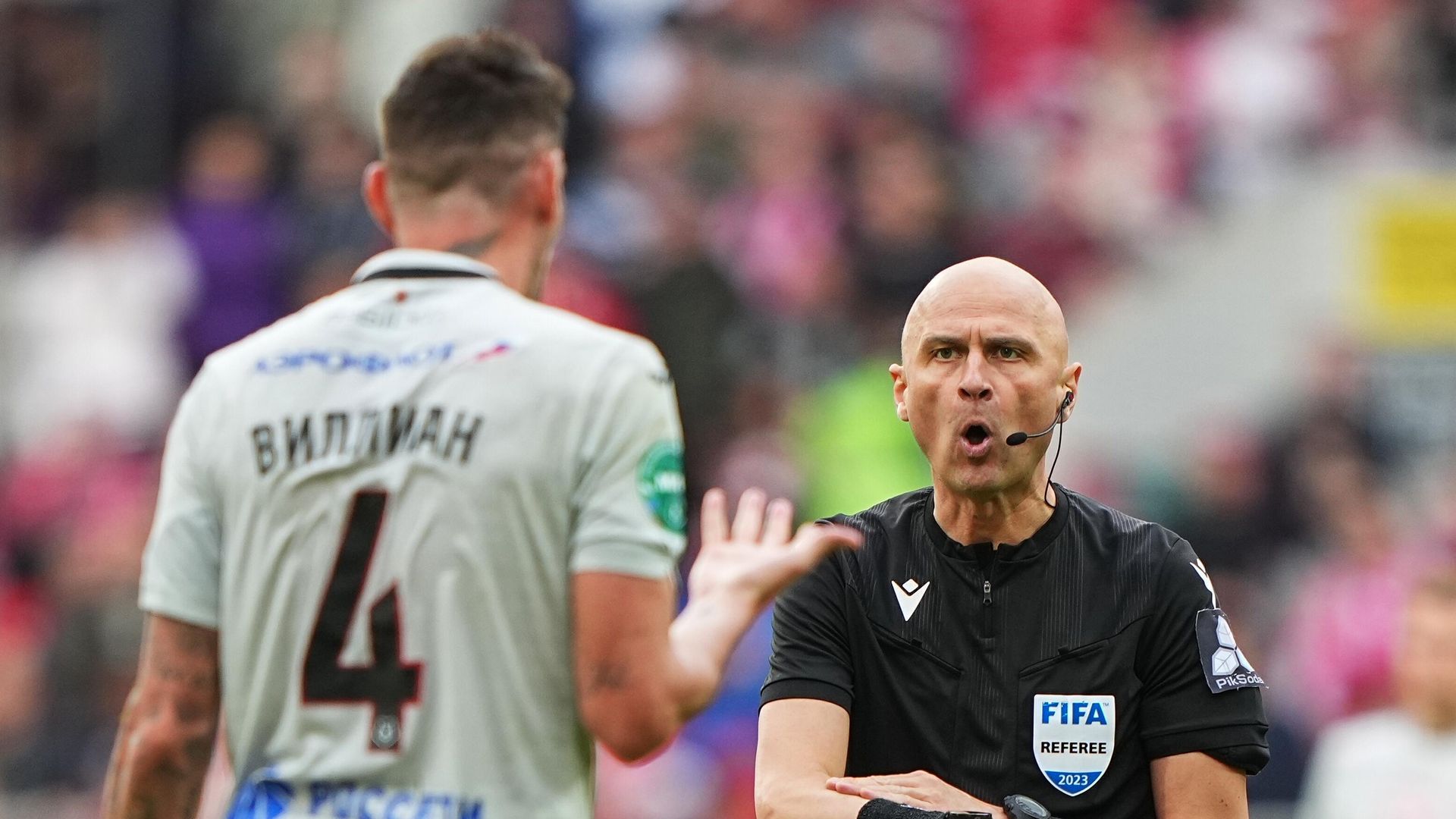 Главный судья Сергей Карасев и игрок ПФК ЦСКА Виллиан Роша в матче 28-го тура чемпионата России по футболу среди клубов Премьер-лиги между ФК Спартак (Москва) и ПФК ЦСКА (Москва). - РИА Новости, 1920, 21.05.2023