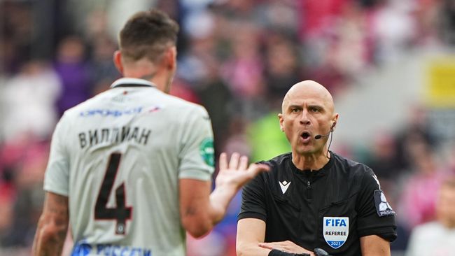 Главный судья Сергей Карасев и игрок ПФК ЦСКА Виллиан Роша в матче 28-го тура чемпионата России по футболу среди клубов Премьер-лиги между ФК Спартак (Москва) и ПФК ЦСКА (Москва). Главный судья Сергей Карасев и игрок ПФК ЦСКА Виллиан Роша в матче 28-го тура чемпионата России по футболу среди клубов Премьер-лиги между ФК Спартак (Москва) и ПФК ЦСКА (Москва).