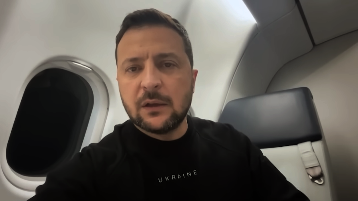 Владимир Зеленский во время записи обращения из самолета к участникам саммита G7 в Хиросиме Владимир Зеленский во время записи обращения из самолета к участникам саммита G7 в Хиросиме - РИА Новости, 1920, 22.05.2023