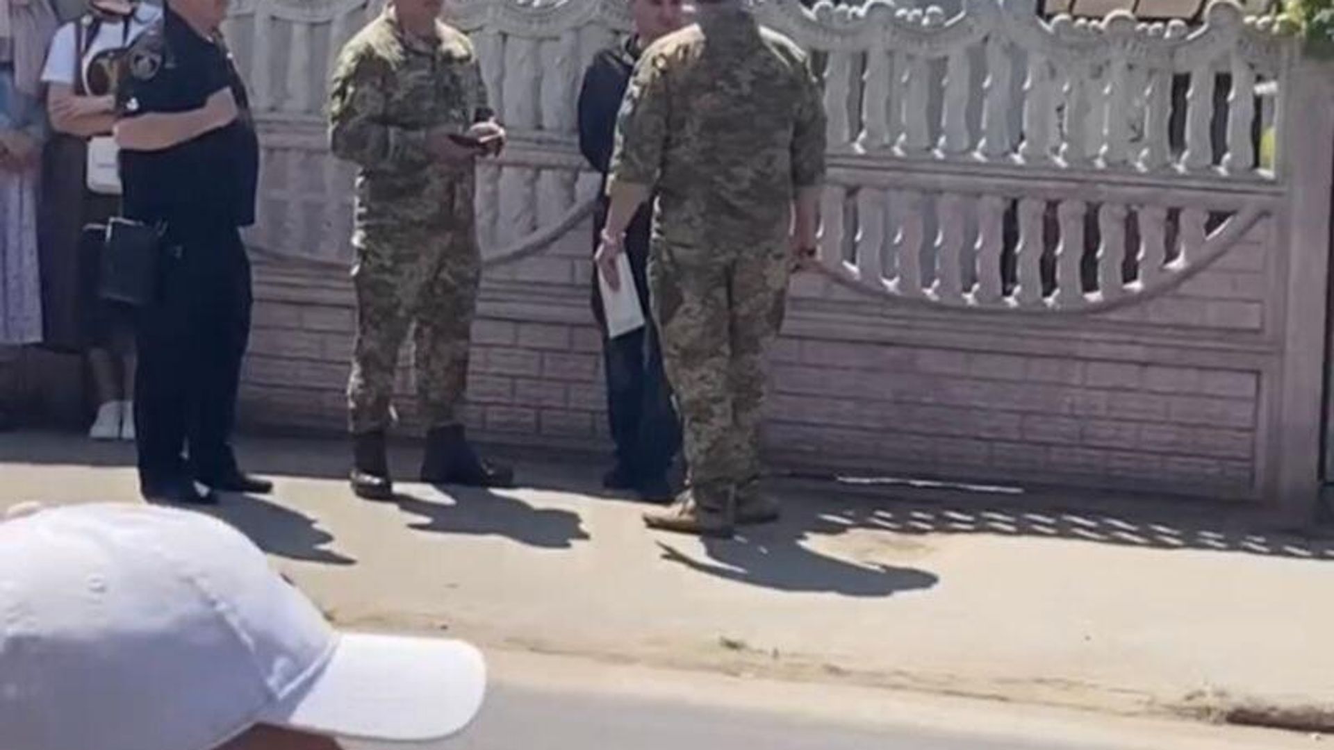 Полиция города Черновцы раздавала повестки верующим, которые вышли поддержать митрополита Лонгина Полиция города Черновцы раздавала повестки верующим, которые вышли поддержать митрополита Лонгина - РИА Новости, 1920, 22.05.2023