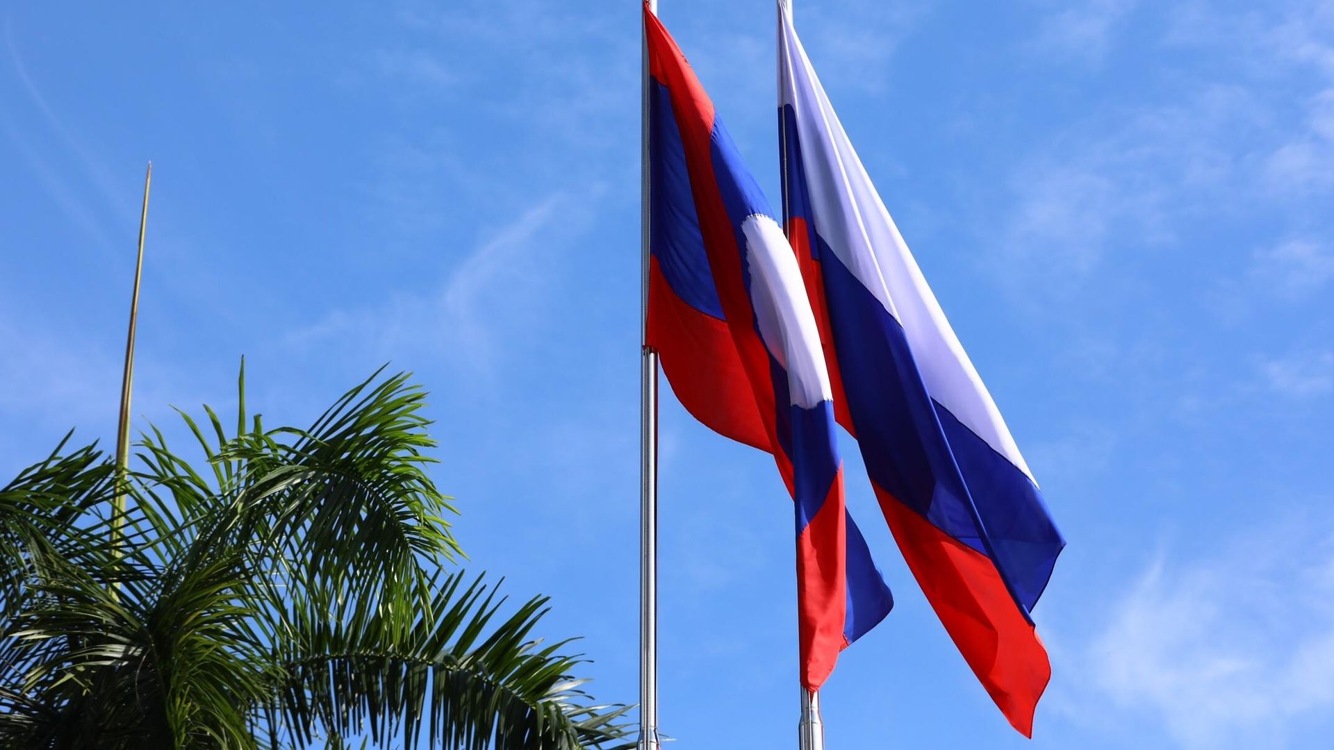 Государственные флаги Российской Федерации и Лаоса Государственные флаги Российской Федерации и Лаоса - РИА Новости, 1920, 07.05.2024