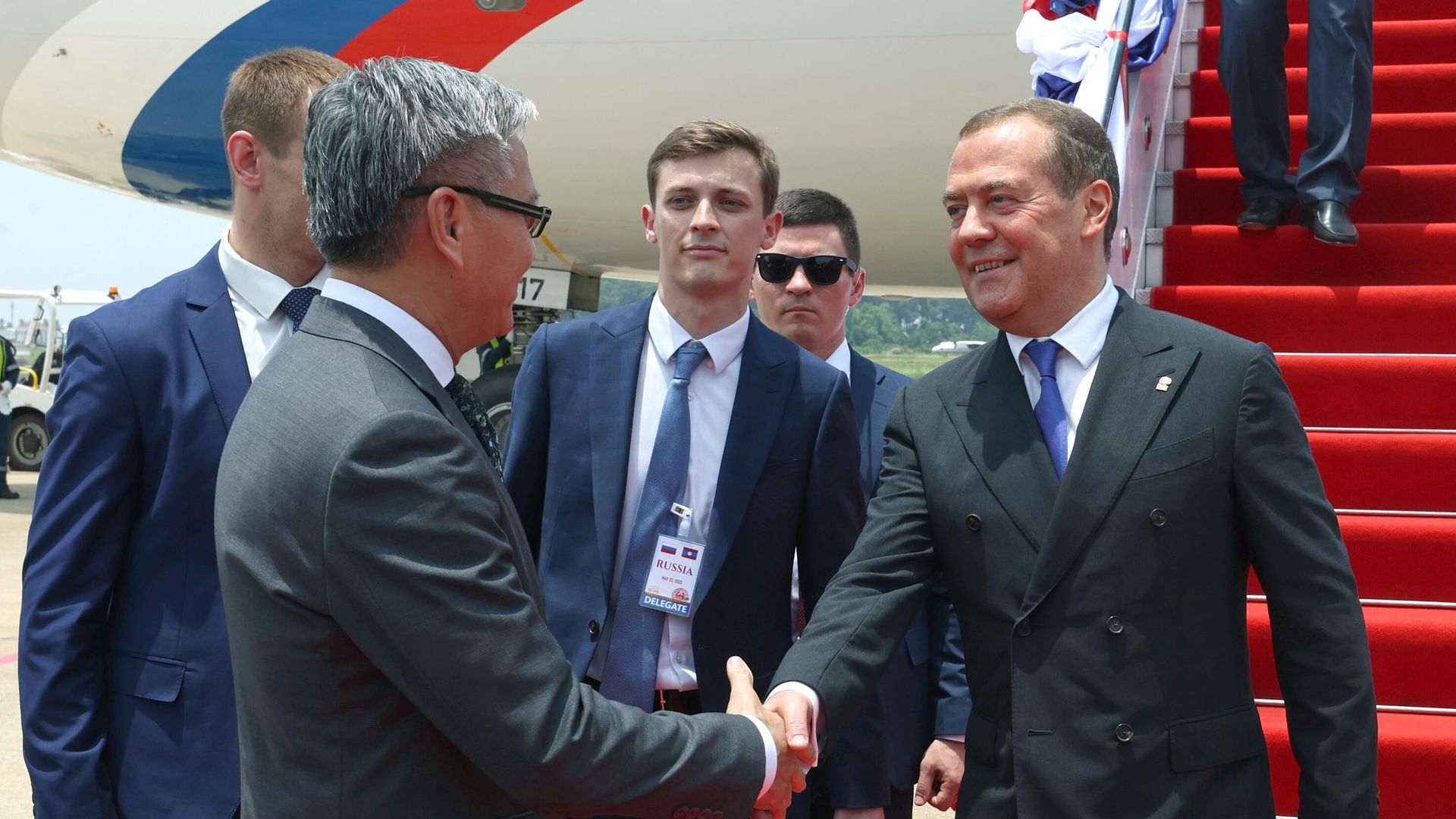 Заместитель председателя Совета безопасности РФ, председатель партии Единая Россия РФ Дмитрий Медведев во время встречи в аэропорту Вьентьяна. 23 мая 2023 Заместитель председателя Совета безопасности РФ, председатель партии Единая Россия РФ Дмитрий Медведев во время встречи в аэропорту Вьентьяна. 23 мая 2023 - РИА Новости, 1920, 23.05.2023