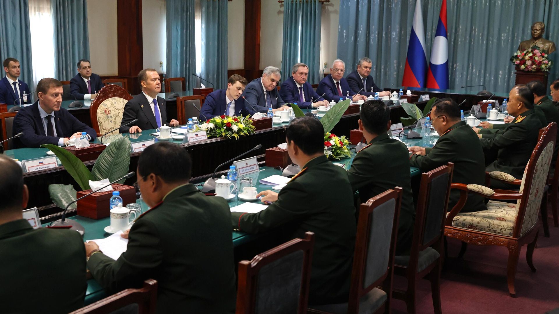 Заместитель председателя Совета безопасности РФ, председатель партии Единая Россия РФ Дмитрий Медведев и заместитель министра обороны Лаоса генерал-полковник Тянсамон Тяннялат во время встречи в Вьентьяне Заместитель председателя Совета безопасности РФ, председатель партии Единая Россия РФ Дмитрий Медведев и заместитель министра обороны Лаоса генерал-полковник Тянсамон Тяннялат во время встречи в Вьентьяне - РИА Новости, 1920, 23.05.2023