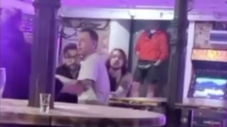 Кадр видео с участием Ромы Зверя Кадр видео с участием Ромы Зверя