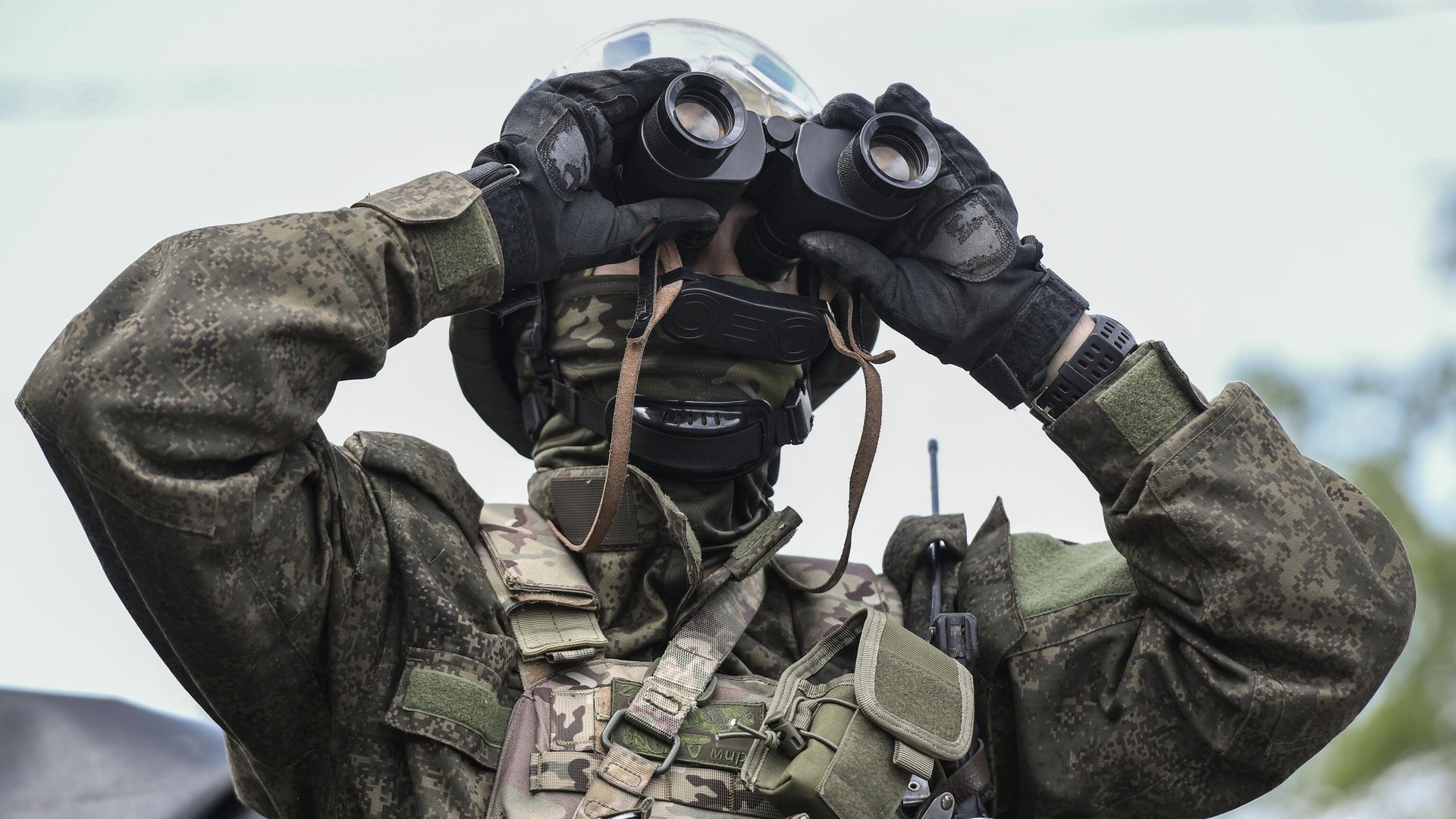 Военнослужащий зенитного расчета мобильной группы быстрого реагирования для защиты и противодействия атакам БПЛА украинских боевиков Военнослужащий зенитного расчета мобильной группы быстрого реагирования для защиты и противодействия атакам БПЛА украинских боевиков - РИА Новости, 1920, 06.09.2023