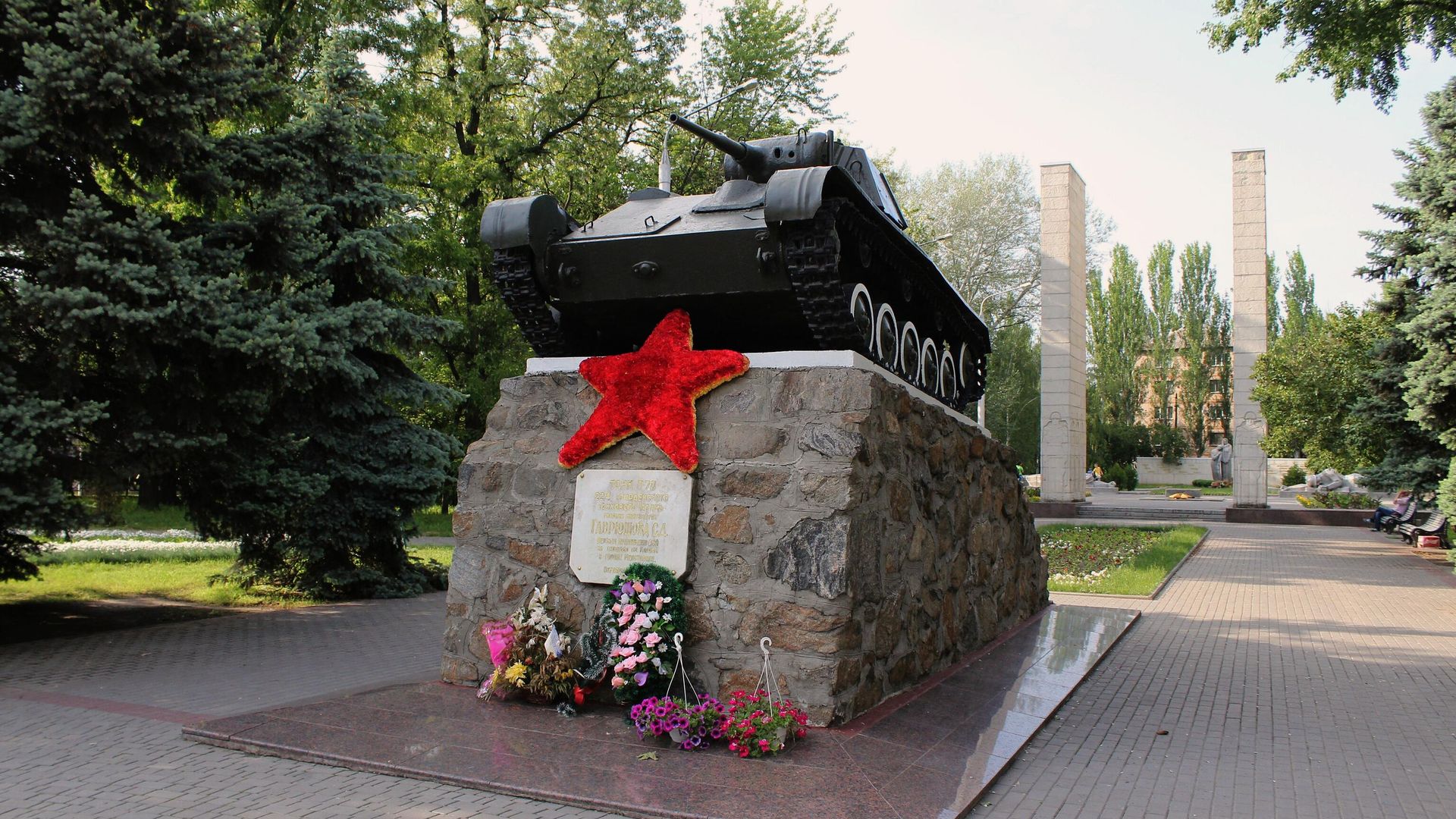 Танк Т-70 на постаменте на братском кладбище в Мелитополе Танк Т-70 на постаменте на братском кладбище в Мелитополе - РИА Новости, 1920, 23.10.2023