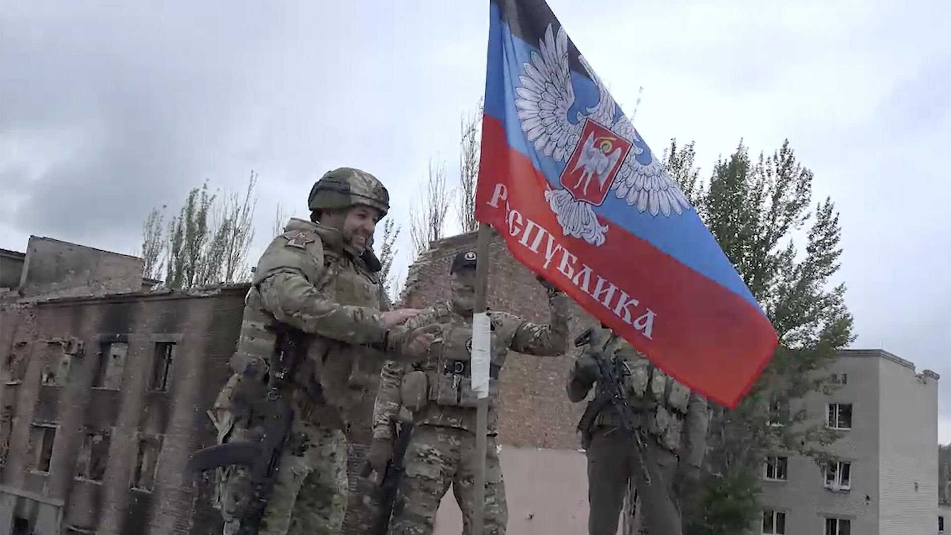 Врио главы ДНР Денис Пушилин водружает флаг региона над Артемовском. Кадр видео Врио главы ДНР Денис Пушилин водружает флаг региона над Артемовском. Кадр видео - РИА Новости, 1920, 23.05.2023