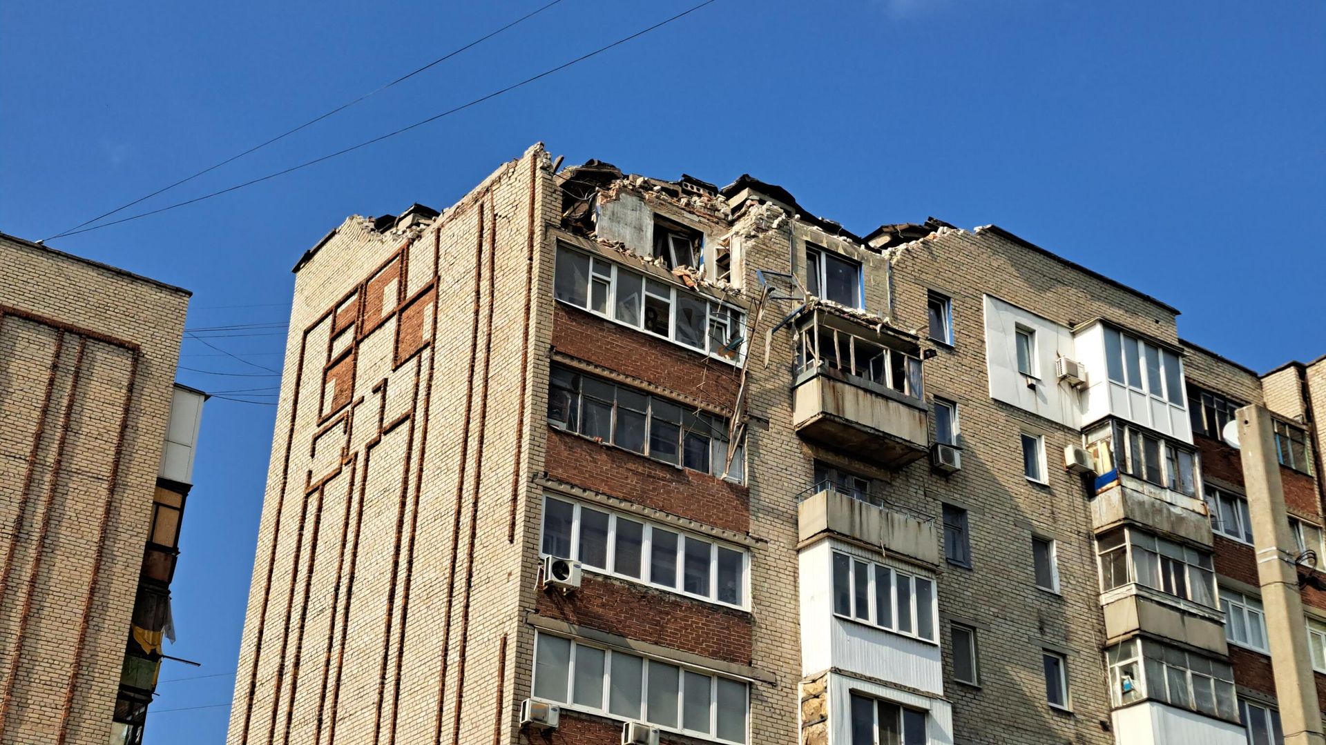 Многоквартирный дом, поврежденный в результате обстрела со стороны ВСУ Многоквартирный дом, поврежденный в результате обстрела со стороны ВСУ - РИА Новости, 1920, 23.12.2025