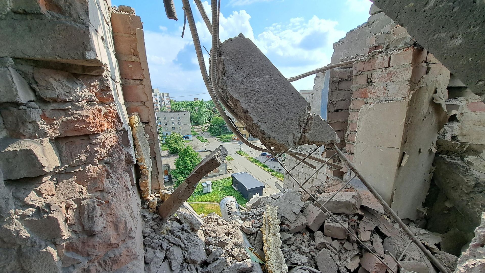 Фрагмент снаряда в квартире многоквартирного дома, поврежденного в результате обстрела со стороны ВСУ города Ясиноватая Фрагмент снаряда в квартире многоквартирного дома, поврежденного в результате обстрела со стороны ВСУ города Ясиноватая - РИА Новости, 1920, 01.06.2023