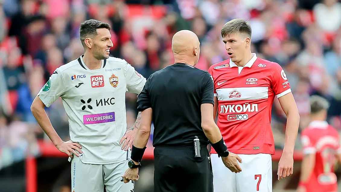 Защитник ЦСКА Виллиан Роша, судья Сергей Карасев и нападающий клуба Спартак Александр Соболев Защитник ЦСКА Виллиан Роша, судья Сергей Карасев и нападающий клуба Спартак Александр Соболев - РИА Новости, 1920, 04.06.2023