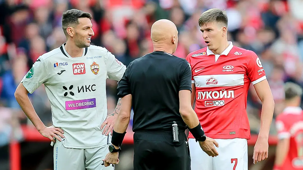 Защитник ЦСКА Виллиан Роша, судья Сергей Карасев и нападающий клуба Спартак Александр Соболев Защитник ЦСКА Виллиан Роша, судья Сергей Карасев и нападающий клуба Спартак Александр Соболев - РИА Новости, 1920, 26.01.2024
