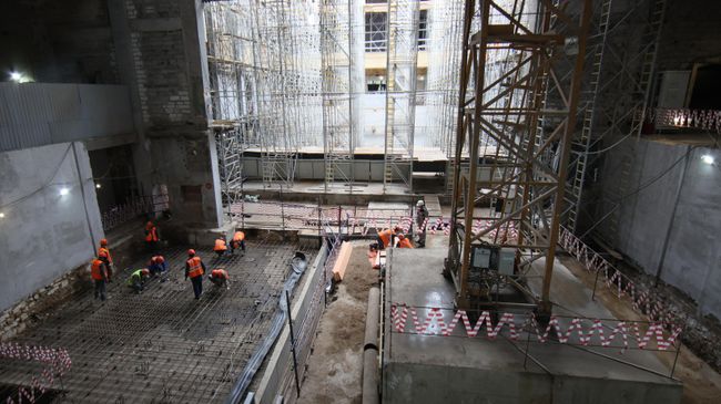 Рабочие реставрируют Центр театра и кино на Поварской улице