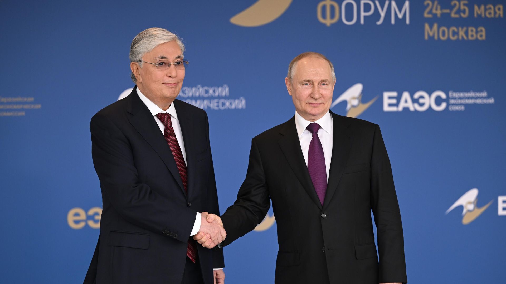 Президент России Владимир Путин и президент Республики Казахстан Касым-Жомарт Токаев на церемонии приветствия глав делегаций стран — членов Евразийского экономического союза Президент России Владимир Путин и президент Республики Казахстан Касым-Жомарт Токаев на церемонии приветствия глав делегаций стран — членов Евразийского экономического союза - РИА Новости, 1920, 29.05.2023