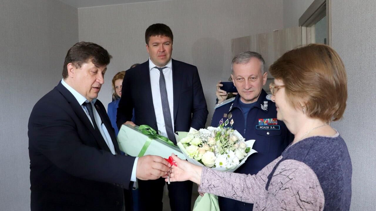 Оставшиеся без жилья из-за обстрелов белгородцы получили новые квартиры Оставшиеся без жилья из-за обстрелов белгородцы получили новые квартиры - РИА Новости, 1920, 24.05.2023