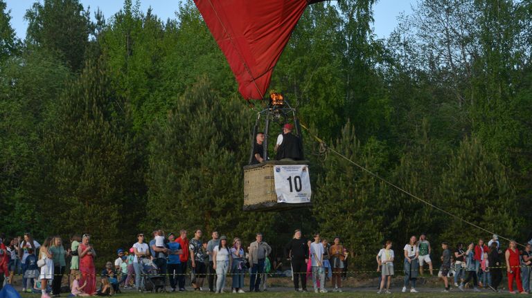 Люди на открытии 1-го Кубка губернатора Ленинградской области и Чемпионата по воздухоплавательному спорту на воздушных шарах Люди на открытии 1-го Кубка губернатора Ленинградской области и Чемпионата по воздухоплавательному спорту на воздушных шарах