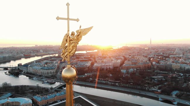 Ангел на шпиле Петропавловского собора в Санкт-Петербурге Ангел на шпиле Петропавловского собора в Санкт-Петербурге