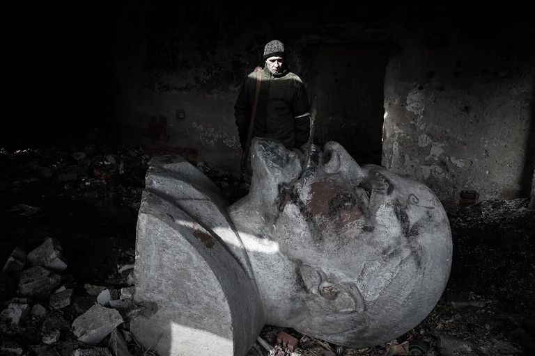 Житель Луганска у бюста В.И. Ленина, демонтированного киевскими властями и спрятанного в подвале разрушенного здания. ЛНР, 2022 Житель Луганска у бюста В.И. Ленина, демонтированного киевскими властями и спрятанного в подвале разрушенного здания. ЛНР, 2022