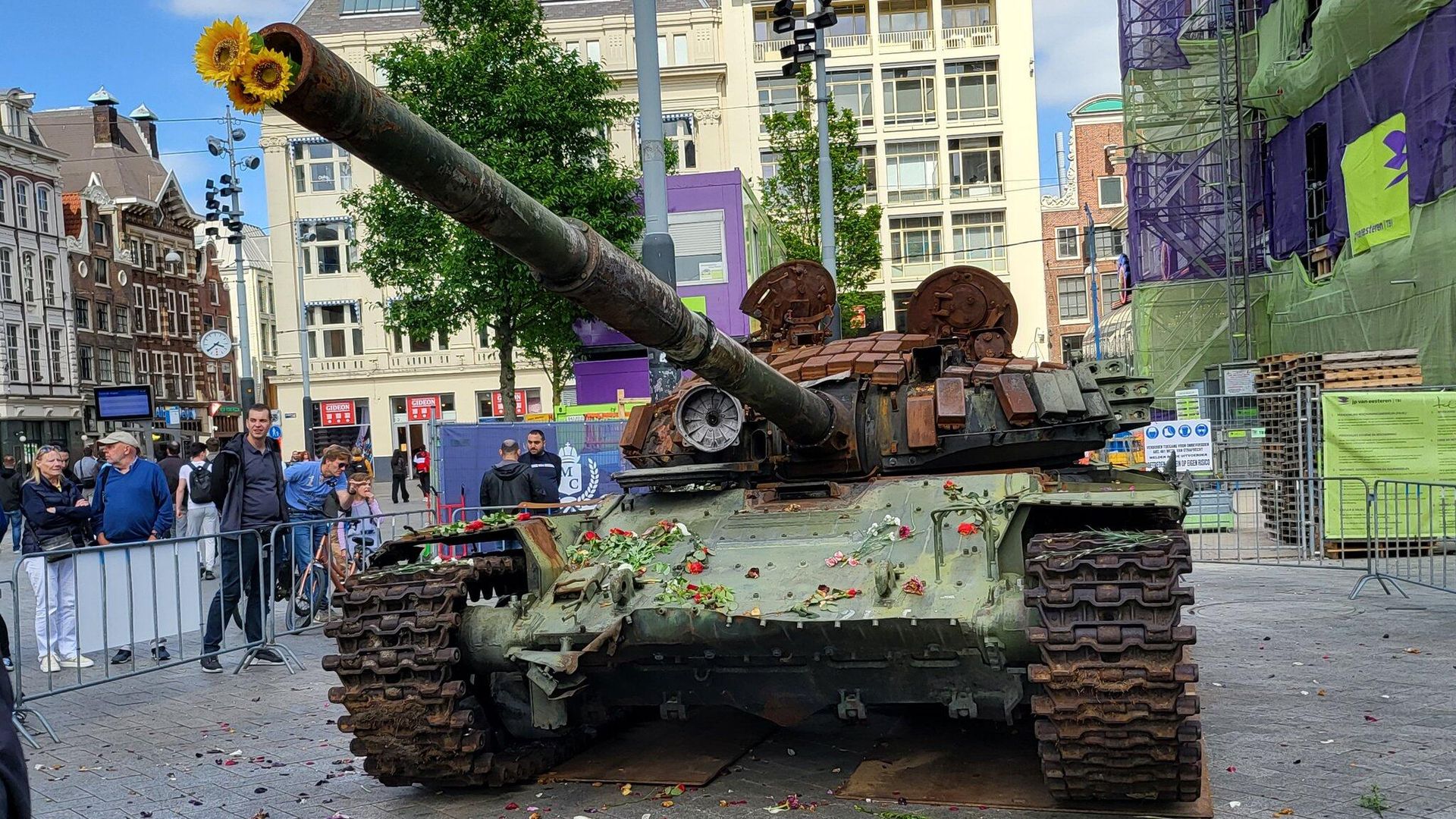 Российский танк Т-72Б на площади Лейдсеплейн в Амстердаме Российский танк Т-72Б на площади Лейдсеплейн в Амстердаме - РИА Новости, 1920, 25.05.2023
